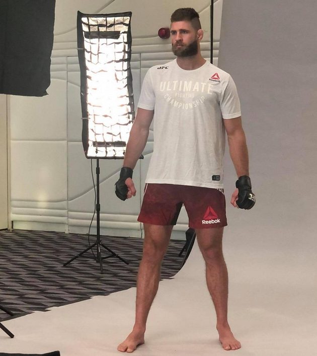 Jiří Procházka pro focení před premiérou v UFC v Abú Zabí.