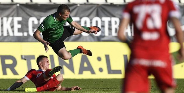 Matěj Polidar z 1. FK Příbram letí vzduchem po souboji s brněnským Damiánem Barišem ze Zbrojovky Brno v odvetném utkání baráže o účast v první fotbalové lize.