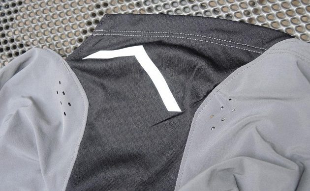 Běžecké trenky Mizuno Aero 4.5 Short - detail boční vsadky s reflexním prvkem.