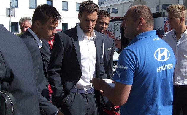 Mladá útočná dvojka Václav Kadlec (vlevo) a Michael Rabušic před odletem v Praze.