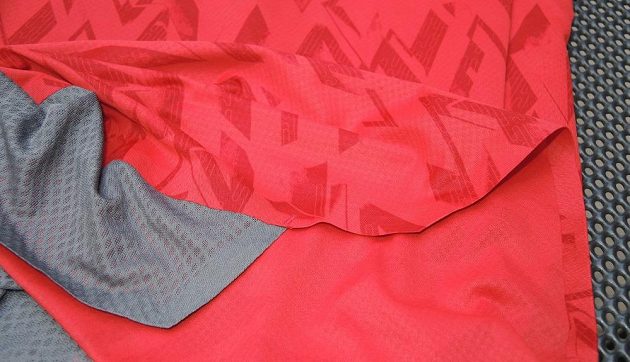 Tílko Mizuno Elite Aero Singlet - jediný další standardní šev představuje krátké zapošití rozparků. Vše ostatní je lepené.