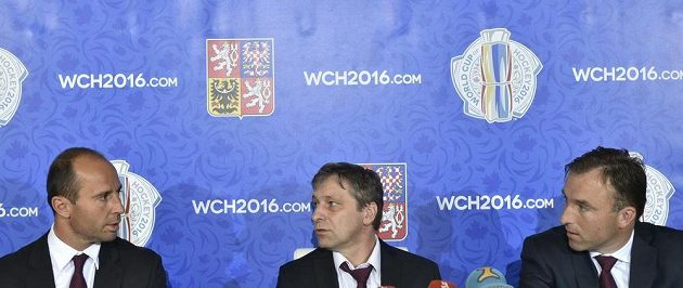 Zleva generální manažer hokejové reprezentace Martin Ručinský, trenér Josef Jandač a asistent Milan Hnilička oznámili zbylých sedm hráčů, kteří si zahrají na Světovém poháru.