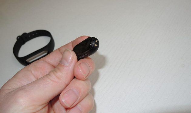 Sportovní náramek Xiaomi Mi Band 2: Nabíjení probíhá pomocí nekomplikovaného konektoru (kablík je součástí balení).