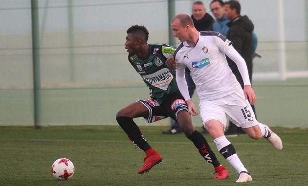 Obletovaný plzeňský útočník Michael Krmenčík se v přípravném utkání proti rakouskému Riedu neprosadil.