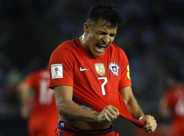 Chilan Alexis Sánchez byl hodně naštvaný po prohře svého týmu v kvalifikaci o postup na MS 2018 na hřišti Argentiny 0:1.