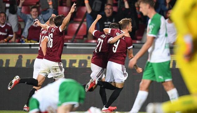 Fotbalisté Sparty slaví druhý gól v síti Rapidu Vídeň v odvetě 2. předkola Ligy mistrů.