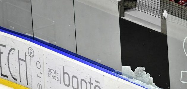 Vystřelený puk rozbil plexisklo, zápas 31. kola hokejové extraligy mezi Pardubicemi a brněnskou Kometou nabral zpoždění.