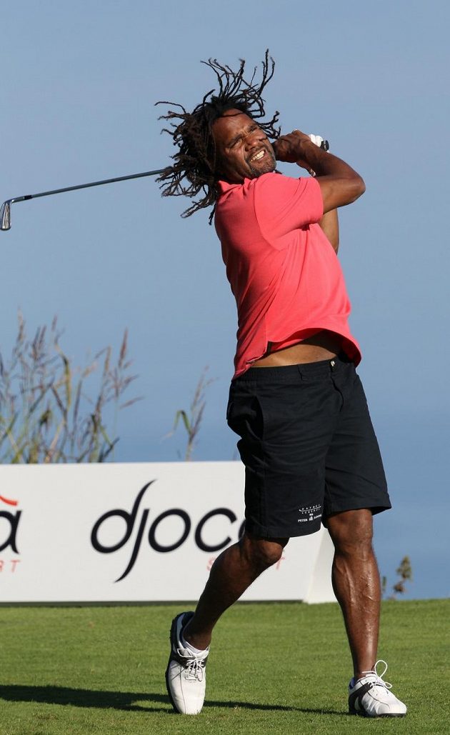 V akci divous Christian Karembeu.