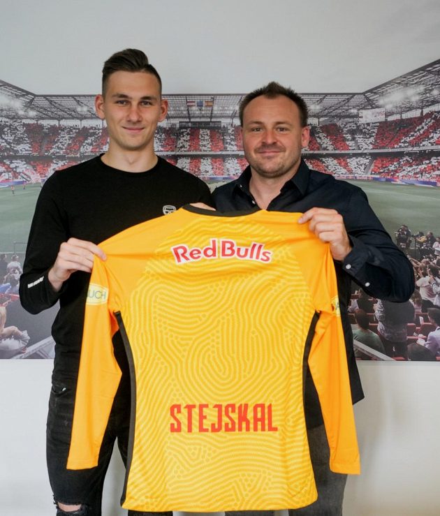 Adam Stejskal (vlevo) prodloužil o tři roky smlouvu se Salcburkem. Vpravo Viktor Schejbal, šéf skautů fotbalového oddělení agentury Sport Invest.