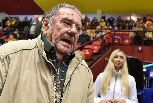 Před zahájením zápasu Chance ligy mezi Jihlavou a Havířovem popřálo vedení Dukly Jihlava bývalému reprezentantovi a dlouholetému hráči Dukly Janu Suchému (vlevo) k 75. narozeninám, které oslaví 10. října.