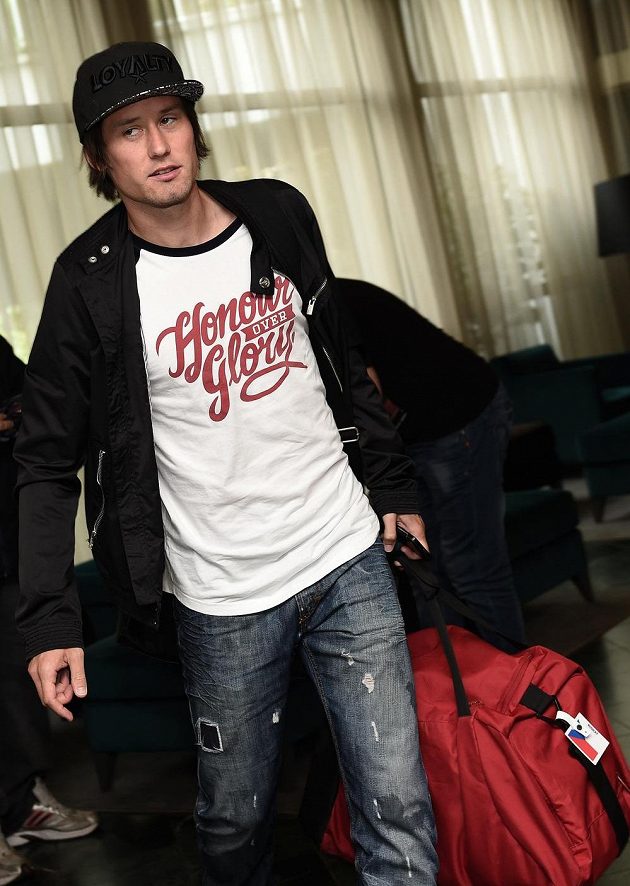 Kapitán české fotbalové reprezentace Tomáš Rosický přichází na sraz národního týmu.