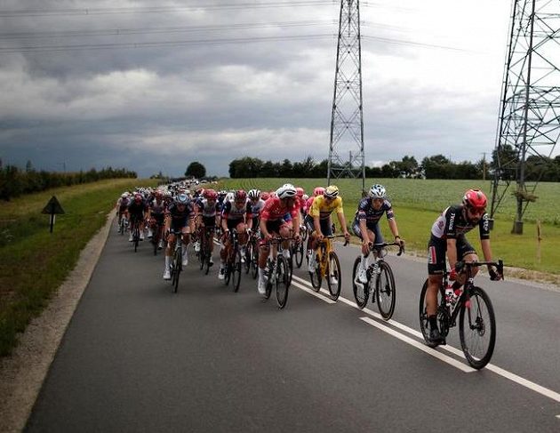 Tour competitors during the 4th stage.