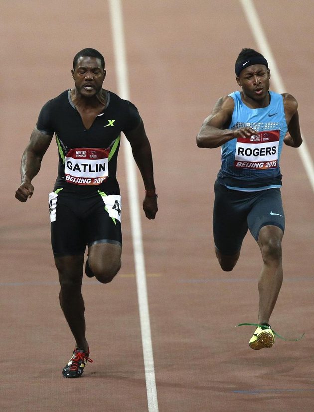 Američan Justin Gatlin (vlevo) a jeho krajan Michael Rodgers obsadili v Pekingu první dvě místa ve sprintu na 100 metrů.