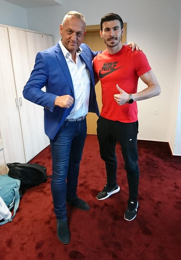 Zleva hráčský agent Pavel Zíka a rumunský gólman Florin Nitu.