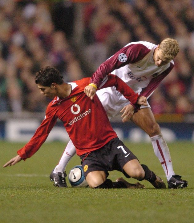 Hlídač hvězdy největší. Cristiano Ronaldo z Manchesteru United (vlevo) a Pavel Pergl ze Sparty během utkání Ligy mistrů na Old Trafford v listopadu 2004.