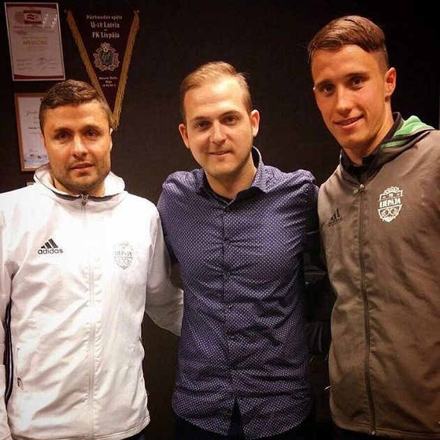 Davis Ikaunieks (vpravo) ještě v barvách FK Liepaja. Vlevo sportovní ředitel Maris Verpakovskis, uprostřed hráčský agent Filip Zíka, který útočníka pro českou ligu objevil.