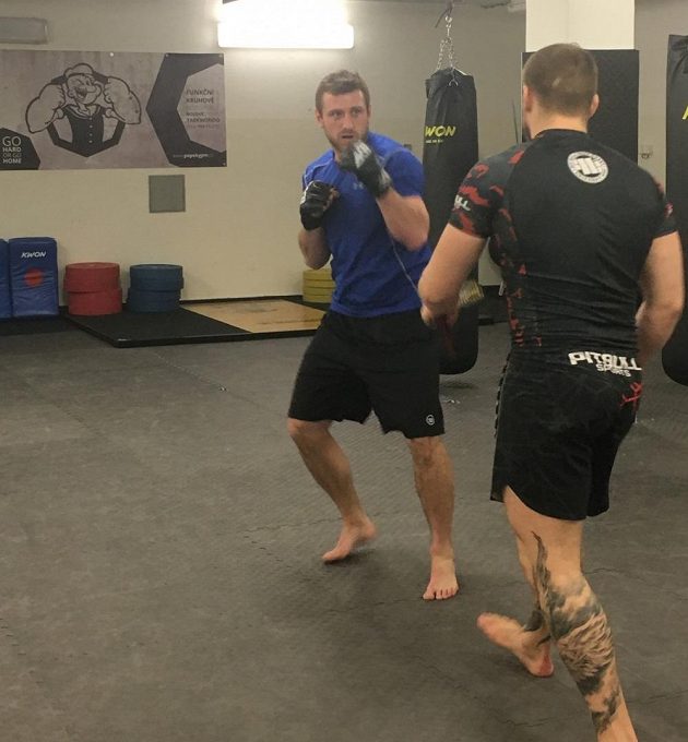 Vždy ve střehu, kdo nedává pozor, může pykat. To platí v hokeji i v MMA. Jiří Tlustý čeká na reakci Patrika Kincla.