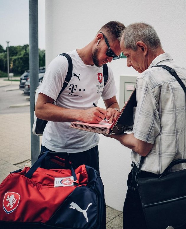 Tomáš Vaclík rozdává autogramy po příjezdu do Rakouska.