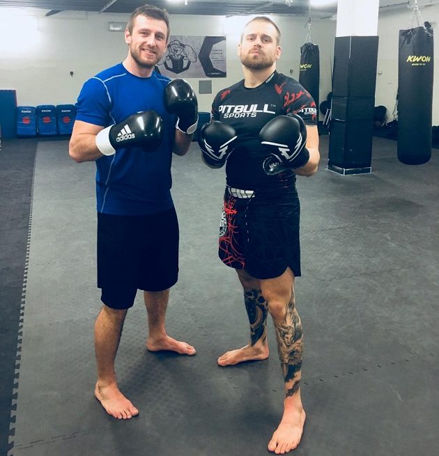 Jiří Tlustý (vlevo) a Patrik Kincl jdou vyzkoušet trénink MMA.