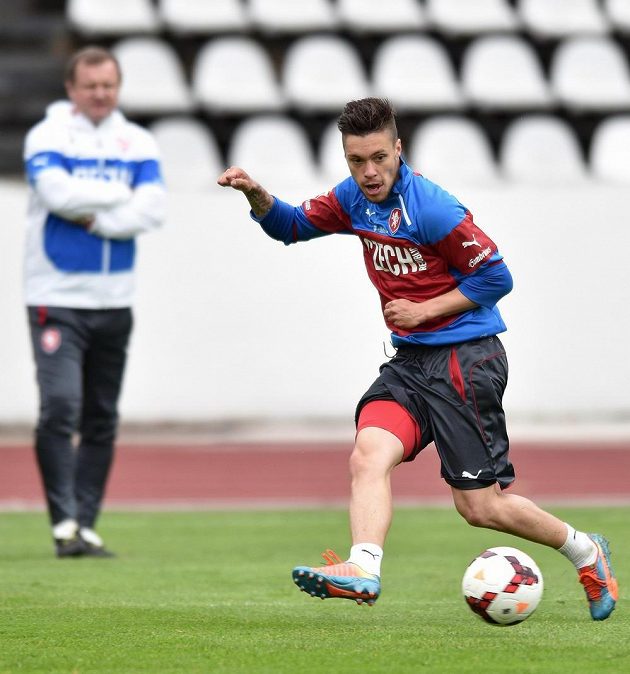 Záložník Václav Kadlec během tréninku české fotbalové reprezentace před utkáním ve Finsku, v pozadí trenér Pavel Vrba.