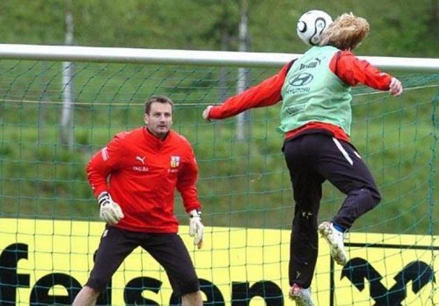 Brankář Antonín Kinský sleduje hlavičkujícího Pavla Nedvěda při tréninku české fotbalové reprezentace v Seefeldu.