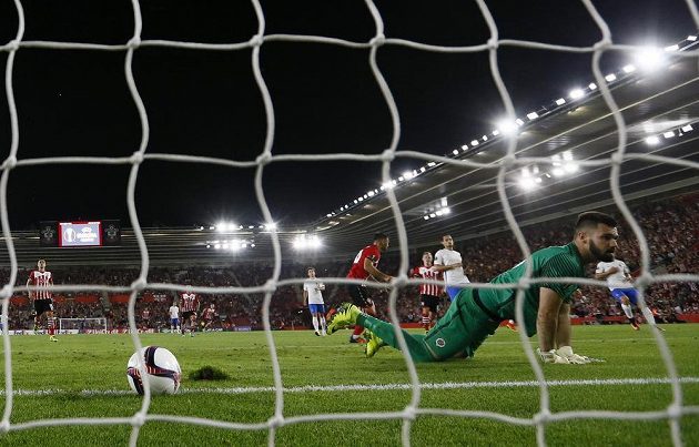 Charlie Austin ze Southamptonu právě vstřelil druhý gól sparťanskému gólmanovi Tomáši Koubkovi.