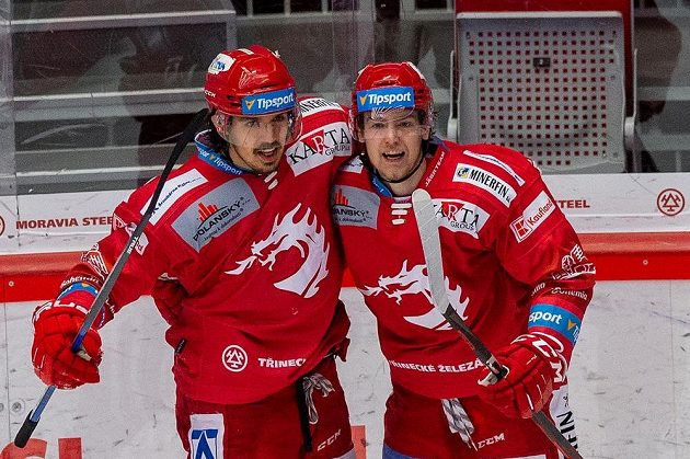 Zleva Matěj Stránský a Michal Kovařčík z Třince se radují z gólu proti Českým Budějovicím.