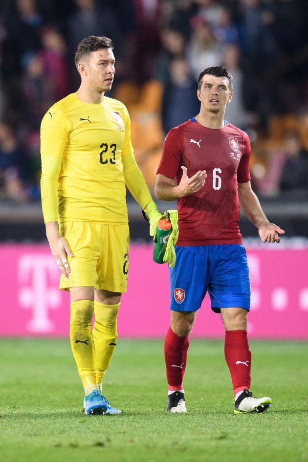 Český brankář Jiří Pavlenka (vlevo) a český obránce Ondřej Kúdela po utkání proti Severnímu Irsku.