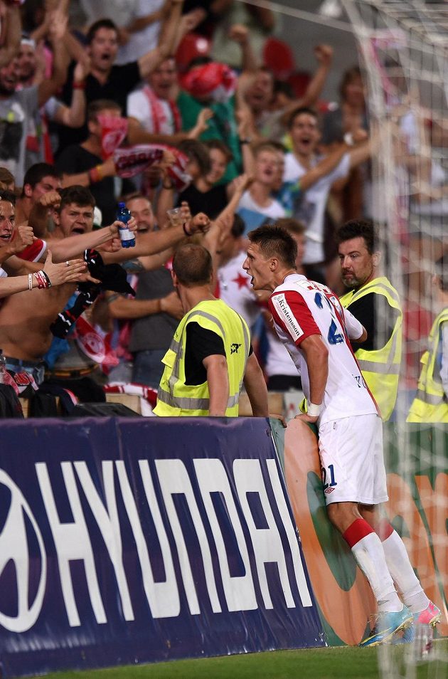 Útočník Slavie Praha Milan Škoda oslavuje s fanoušky svůj druhý gól proti Liberci.