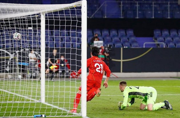 Fotbalista Severní Makedonie Eljif Elmas slaví gól na hřišti Německa v utkání kvalifikace MS 2022.
