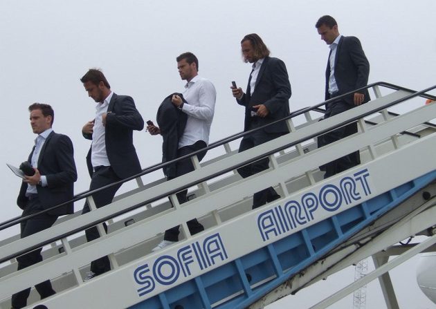 Zleva Ondřej Vaněk, Tomáš Pekhart, Ondřej Čelůstka, Petr Jiráček a David Lafata po přistání v Sofii.