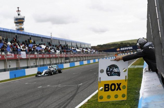 Jerez je dějištěm první letošní přehlídky nových prototypů. Mercedes na snímku signalizuje Nicu Rosbergovi.