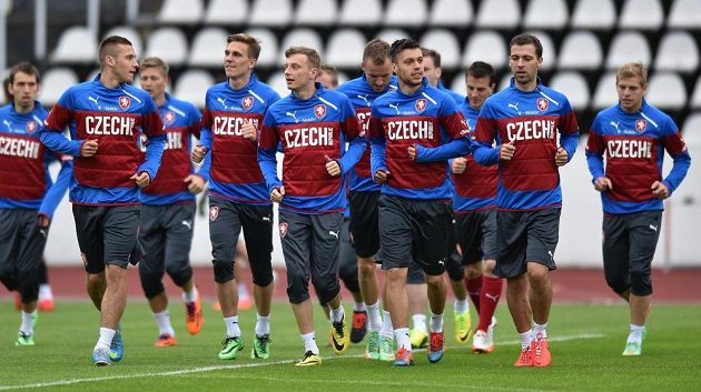 Fotbalisté (vpředu zleva): Pavel Kadeřábek, Bořek Dočkal, Ladislav Krejčí, Michal Kadlec, Václav Kadlec, Josef Hušbauer a Matěj Vydra během tréninku fotbalové reprezentace před utkáním ve Finsku.