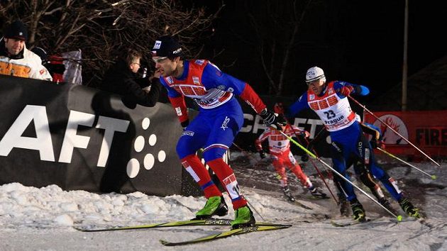 Lyžař Dušan Kožíšek (vlevo) během semifinálového sprintu Tour de Ski v Praze na Strahově
