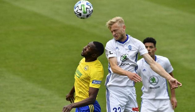 Zleva Lamin Jawo ze Zlína a Jaroslav Zelený a Marco Túlio z Boleslavi během utkání nejvyšší fotbalové soutěže.