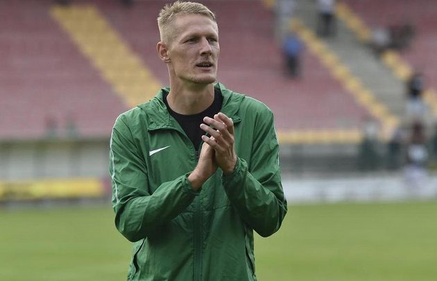 Fotbalový útočník Michal Škoda z Příbrami tleská po utkání fanouškům.