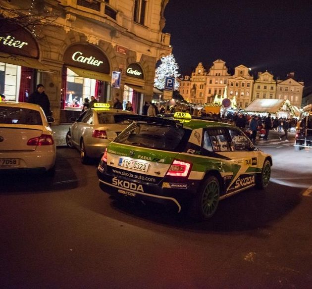 Jan Kopecký se Škodou Fabia R5 v Praze krátce před svátečními dny, kdy se evropský šampión proměnil v taxikáře.