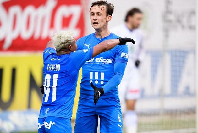 Fotbalisté Baníku Ostrava Dyjan Carlos De Azevedo a Daniel Tetour oslavují gól.