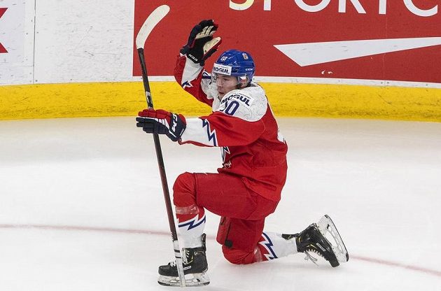 Martin Lang slaví druhý gól v ruské brance v utkání základní skupiny B na MS dvacítek v Edmontonu.