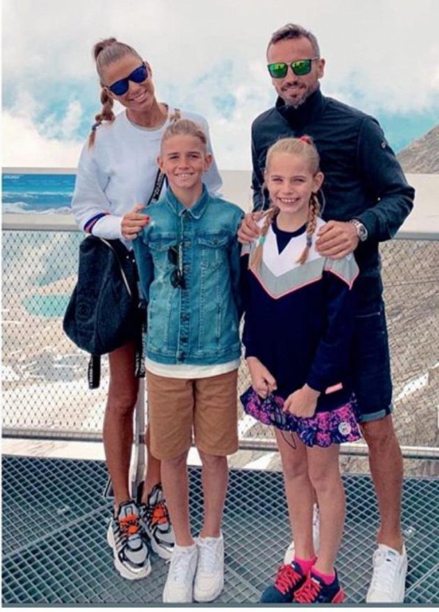 Tomáš Sivok s manželkou Michaelou, dcerou Megan a synem André Thomasem na dovolené.