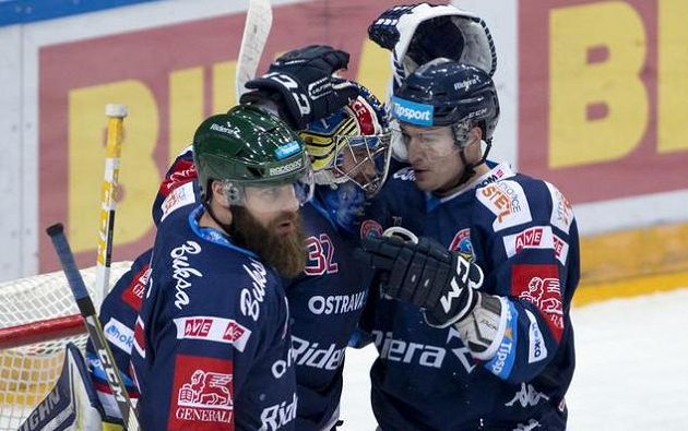 Radost vítkovických hráčů z vítězství na Spartě (zleva) Jan Výtisk, brankář Patrik Bartošák a Patrik Urbanec.