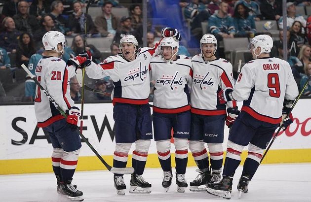Radost hokejistů Washingtonu Capitals poté, co vstřelil branku český útočník Jakub Vrána (13)