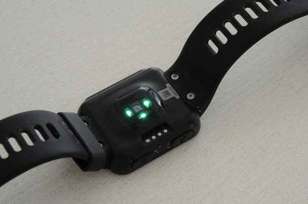 Sportovní hodinky Garmin Forerunner 35: Snímání tepů obstarávají hned tři čidla na zadní straně hodinek.