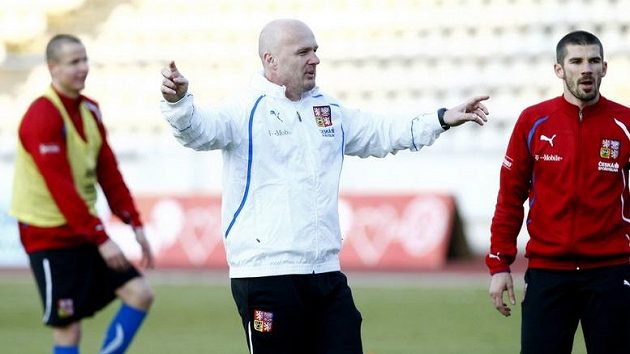 Trenér Michal Bílek udílí pokyny při tréninku české reprezentace, vpravo stojí jan Rezek.