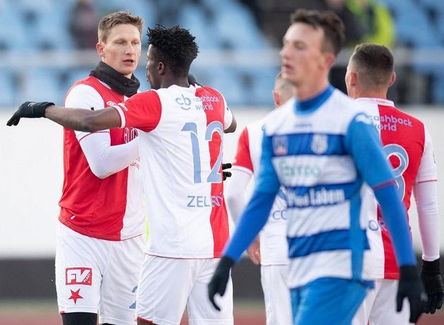 Fotbalisté Slavie Praha Milan Škoda a Peter Olayinka oslavují gól na 6:0 během přípravného utkání s Ústím nad Labem.