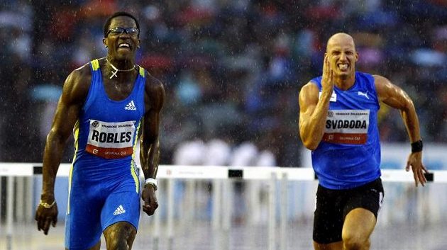 Kubánský překážkář Dayron Robles (vlevo) a český reprezentant Petr Svoboda v cílové rovince Zlaté tretry.