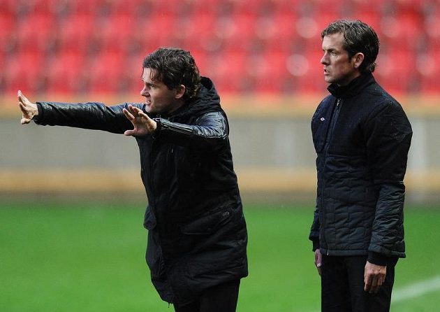 Sportovní ředitel Slavie Praha Karol Kisel (vlevo) a trenér Alex Pastoor během utkání s Jihlavou.