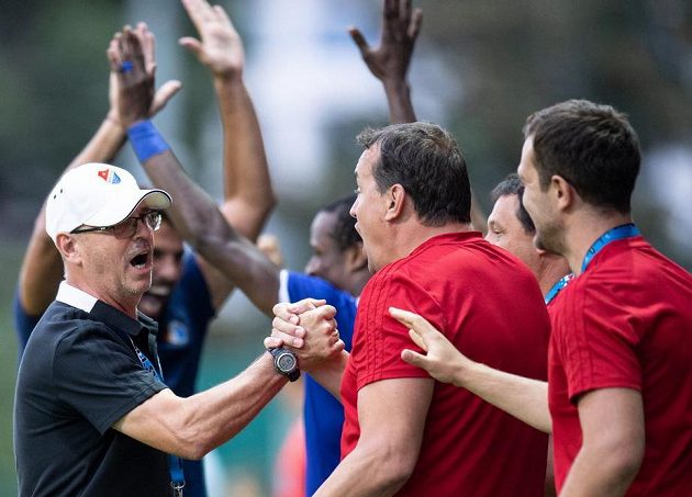 Trenér Baníku Ostrava Bohumil Páník oslavuje s realizačním týmem vítězství na Bohemians.