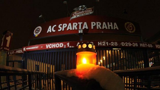 Zapálená svíčka před stadiónem pražské Sparty se objevila nedlouho poté, co byl místopředseda představenstva fotbalového klubu Lukáš Přibyl nalezen mrtvý ve své kanceláři.