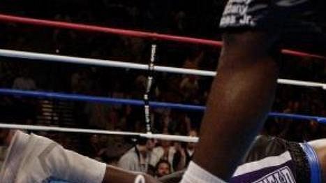 Evander Holyfield leží na zemi po KO od Jamese Toneyho.